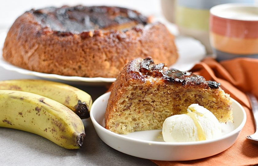 1. Этап. Банановый пирог в мультиварке: Подавайте пирог теплым с ванильным мороженым. Объедение!