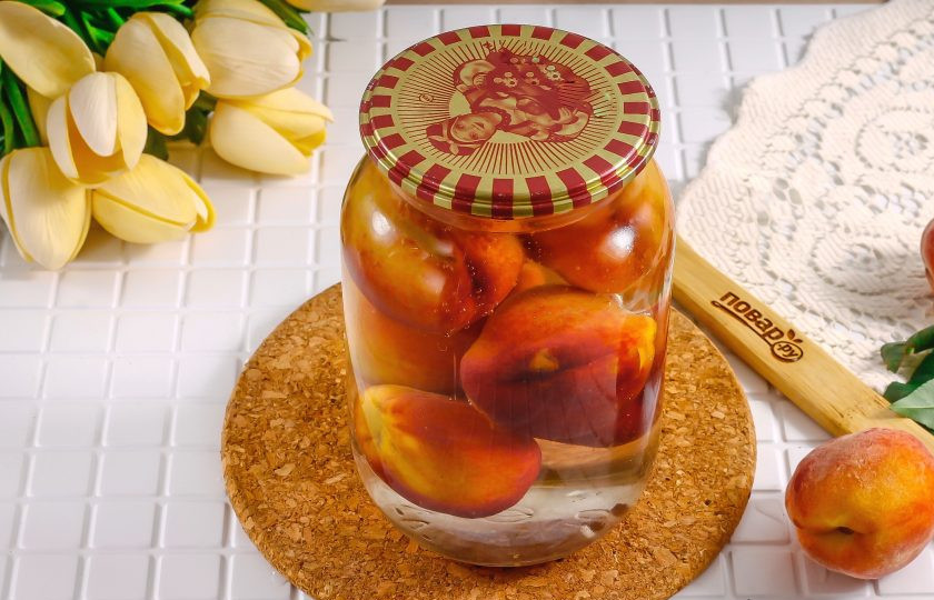 1. Этап. Компот из персиков с косточкой на зиму: Накройте крышкой и пропарьте 10 минут.