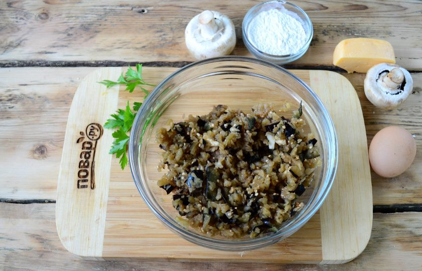 1. Этап. Котлеты из баклажанов с грибами: Переложите измельченные баклажаны в миску, немного посолите и оставьте на 20 минут. За это время выделится сок, его необходимо сцедить, а сами баклажаны отжать.