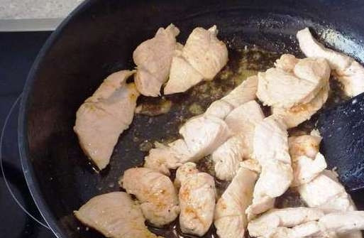 1. Этап. Азу из индейки со сметаной: Обжариваем на разогретой с растительным маслом сковороде до легкой золотистой корочки. Затем перекладываем готовое мясо со сковороды в тарелку.