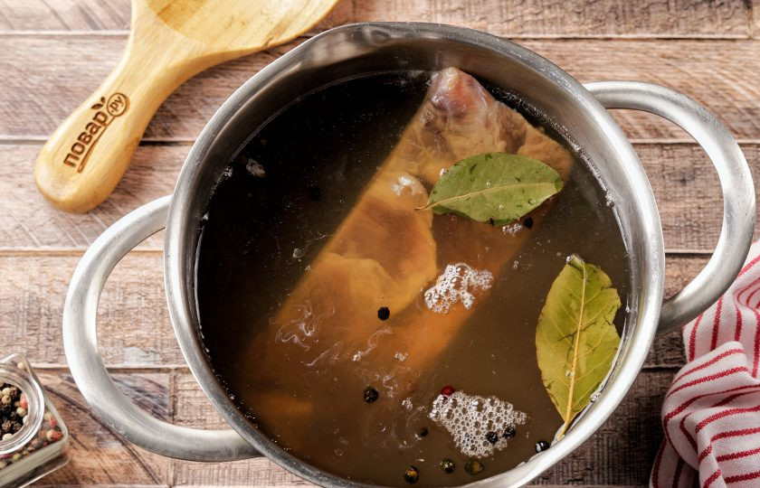 1. Этап. Сало в меду: В горячий рассол поместите кусок сала. Накройте кастрюлю крышкой и оставьте сало в рассоле до полного остывания.