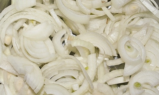 1. Этап. Шашлык из говяжьей вырезки: 3. Очистите и нарежьте лук. Выложите его в глубокую мисочку или удобный контейнер.