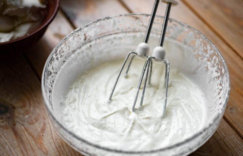 1. Этап. Шоколадный торт с кремом из маскарпоне: Жирные сливки взбейте до кремообразного состояния.