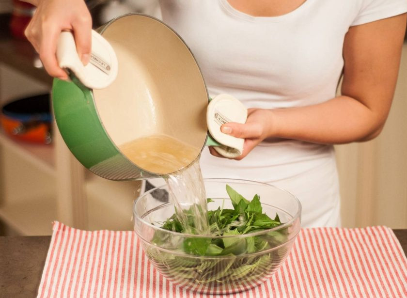 1. Этап. Салат с фруктами: 2. Мою и крупно нарезаю листья базилика, эстрагона, помещаю все в миску. Заливаю зелень кипящим сахарным сиропом, и оставляю до остывания.