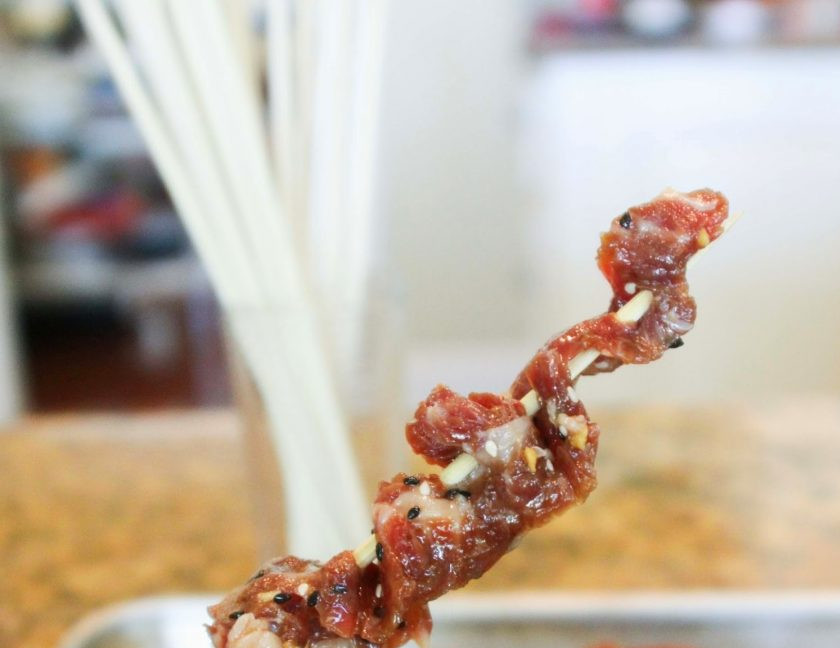 1. Этап. Шашлык гармошкой: 9. Спустя три часа наденьте мясо на бамбуковую шпажку (1-2 кусочка).