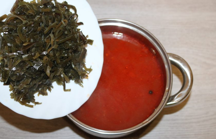 1. Этап. Борщ с морской капустой: Затем морскую капусту и варите ещё 5 минут.