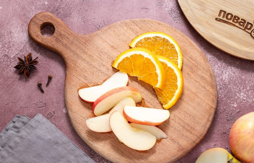 1. Этап. Глинтвейн классический: Апельсин нарежьте тонкими кружочками или полукружиями, а яблоко нарежьте дольками, удалив сердцевину.