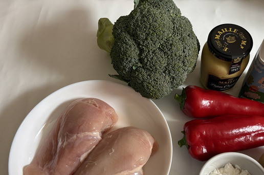 1. Этап. Куриная грудка с брокколи и перцем: Приготовить ингредиенты, помыть и почистить овощи. Блюдо готовится быстро, поэтому сразу поставить варить рис или макароны для гарнира.