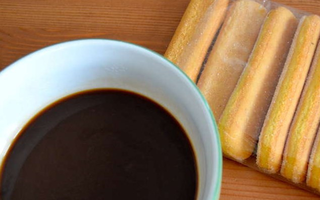 1. Этап. Тирамису за 5 минут: Берем заваренный кофе и печенье.