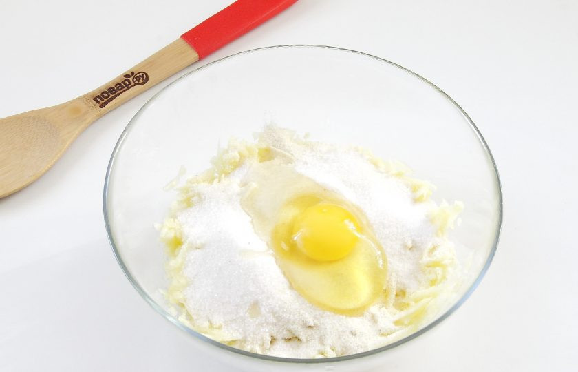 1. Этап. Оладьи из кабачков с манкой: Также добавьте сахар, соль и яйцо.