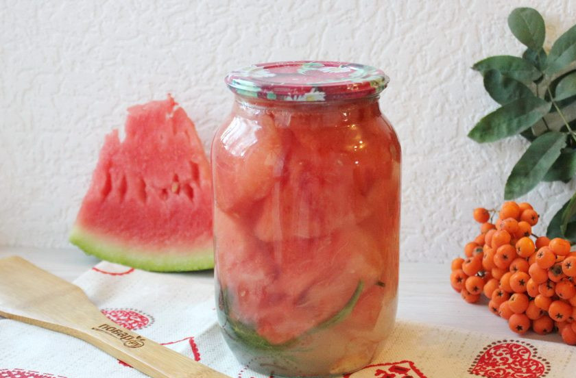 1. Этап. Соленый арбуз: Залейте в банку закипевшую воду, закатайте крышку. Переверните банку вверх дном и закутайте в одеяло. Держите так до полного остывания. Храните в прохладном месте.