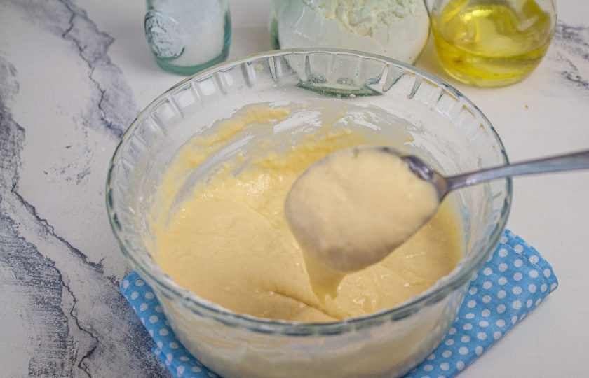 1. Этап. Ванильные оладьи: Вот посмотрите, какое в результате должно получиться тесто. Если набрать его в ложку, оно будет очень медленно стекать.