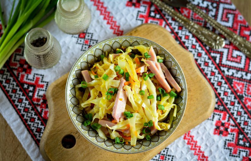 1. Этап. Тушеная капуста с ветчиной: Готовое блюдо можно сразу подавать к столу. Приятного аппетита!