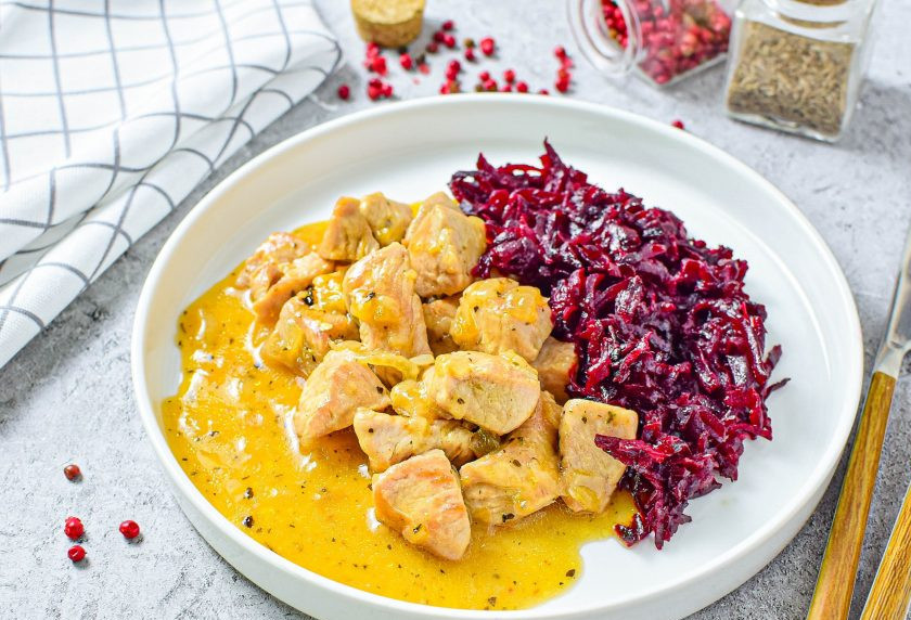 1. Этап. Тушеная индейка со свеклой: Для подачи выложите на тарелку тушеное мясо и жареную свеклу. Приятного аппетита!