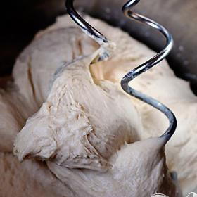 1. Этап. Чесночные булочки: Затем, миксером замешивайте тесто в течении 8 минут.