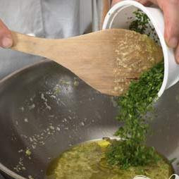 1. Этап. Суп из морепродуктов (Cacciucco alla livornese): Обжарить чеснок в масле на сковороде, добавить петрушку.