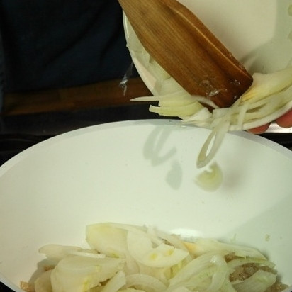 1. Этап. Гуляш из говядины с томатной пастой: В кастрюле разогреть масло, обжарить некрупно нарезанный лук.