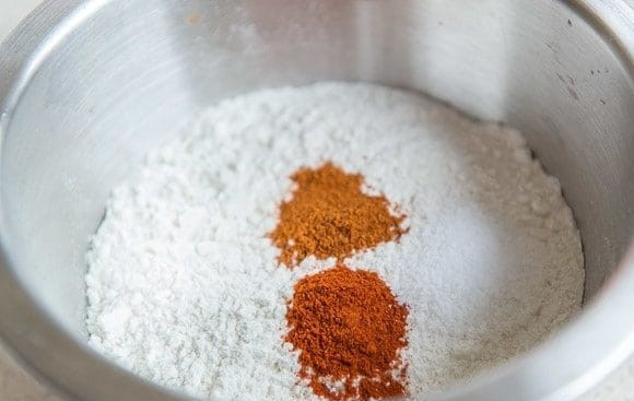 1. Этап. Кальмары фри: 2. Спустя отведённое время, сделайте панировку: смешайте муку с перцем, солью и паприкой.