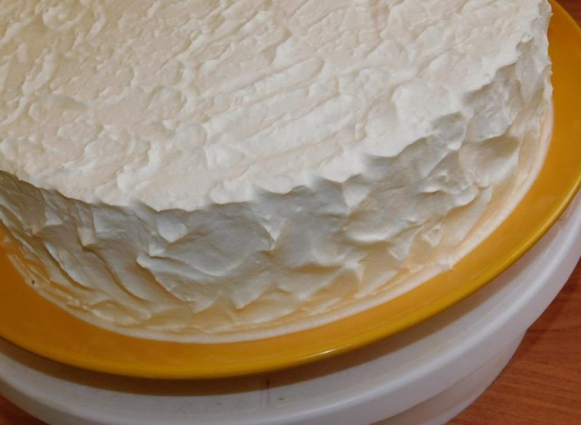 1. Этап. Шоколадно-вишневый торт со сливками: Верх и бока торта обмажьте кремом и украсьте по своему вкусу.