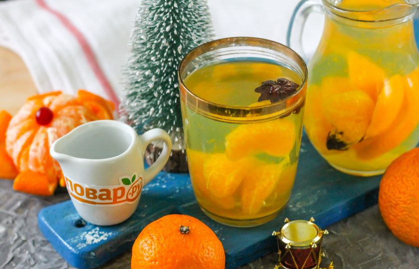 1. Этап. Зимний мандариновый напиток: Разлейте пряный зимний мандариновый напиток в стаканы и в кувшин, подайте к столу теплым вместе с любой выпечкой.