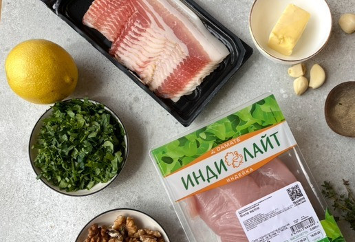 1. Этап. Руладин из индейки под брусничным соусом: Подготовьте все необходимые ингредиенты для руладина.