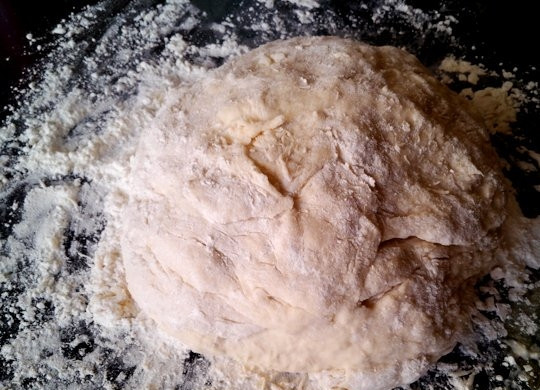 1. Этап. Пресная лепёшка: 2. Посыпьте стол мукой и переложите на него тесто из миски, добавьте муку, чтобы замесить тугое тесто (не липнет к рукам).