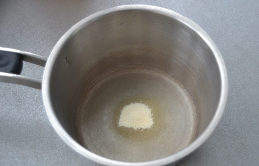 1. Этап. Желе из газировки: Всыпьте в сотейник желатин, залейте 50 мл. воды, оставьте для набухания на 10-15 минут.