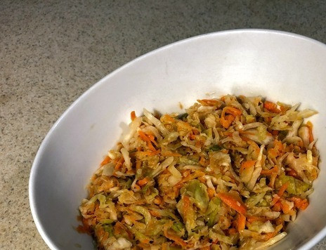 1. Этап. Квашенная капуста с арахисовой пастой: К квашенной капусте добавить арахисовую пасту и хорошо все перемешать. Масло, соль и специи добавлять не нужно, так как арахисовая паста уже все содержит. Приятного аппетита!