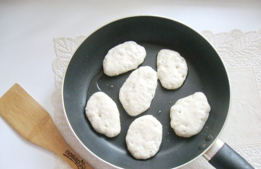 1. Этап. Оладьи без яиц и молока: На горячую сковороду с подсолнечным маслом столовой ложкой выкладывайте тесто.