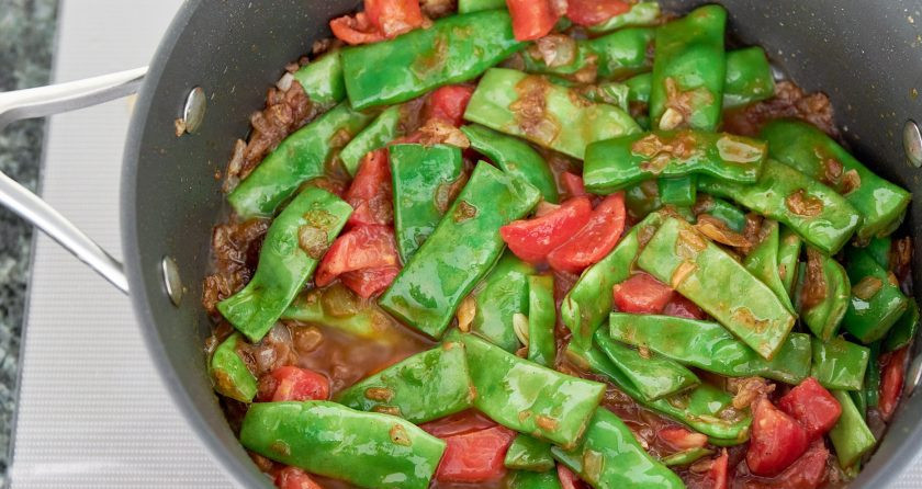 1. Этап. Зеленая фасоль, тушенная с томатами: 2. Тем временем вымойте и нарежьте небольшими кусочками томаты, добавьте их в кастрюлю. Туда же — томатную пасту, соль. Уменьшите огонь и накройте кастрюлю крышкой, готовьте около 25-30 минут.