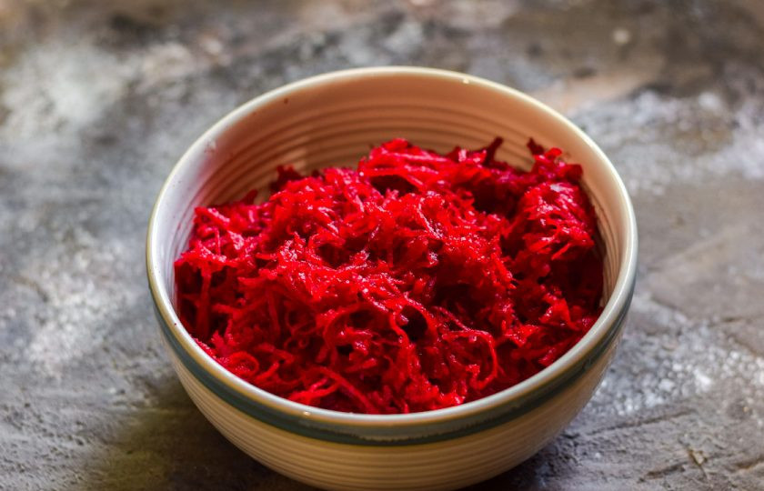 1. Этап. Варенье из свеклы: Натрите свеклу и четверть лимона на мелкой терке.