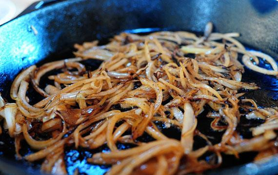 1. Этап. Говяжьи котлеты с луком: 4. Уменьшить огонь до среднего и добавить тонко нарезанный репчатый лук. Перемешать и жарить несколько минут до золотисто-коричневого цвета, пока лук не станет мягким.