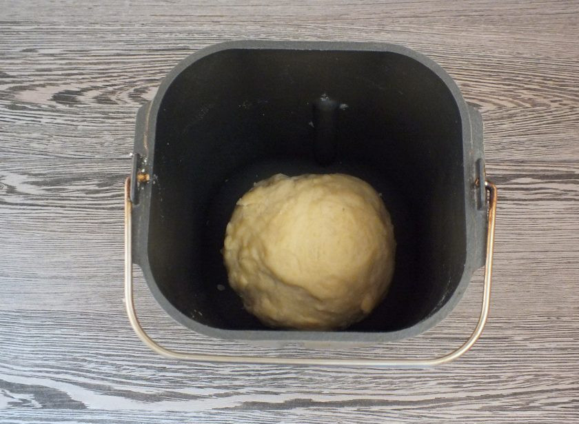 1. Этап. Тесто для лазаньи в хлебопечке: Как только тесто замесится в однородный комок, остановите замес.