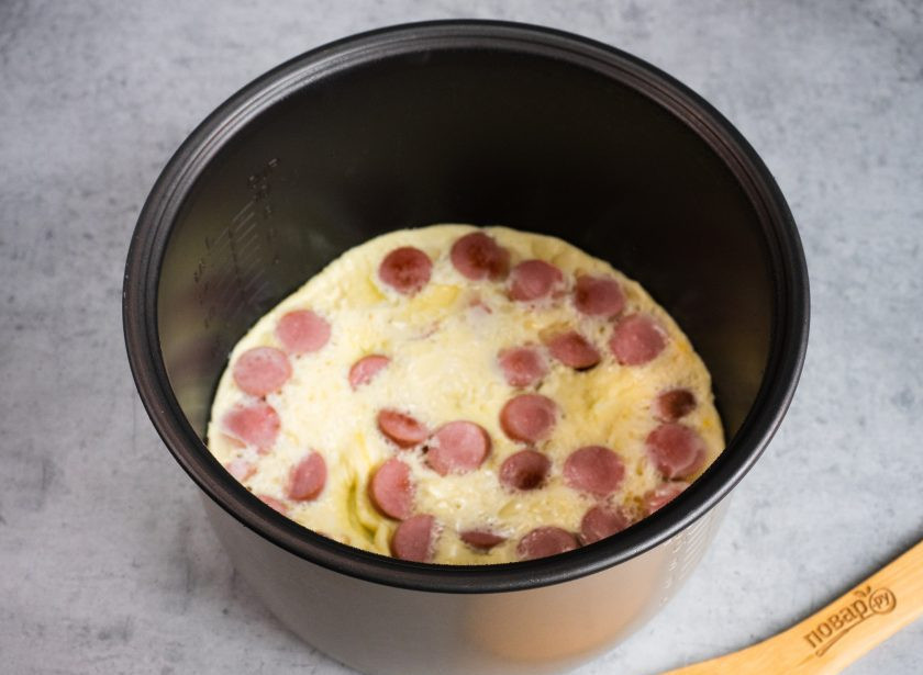 1. Этап. Омлет с сосисками в мультиварке: Омлет готов! Порционно разложите на тарелки и посыпьте свежей зеленью.