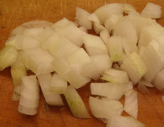 1. Этап. Грибная лапша из сушеных грибов: Лук мелко нарежьте.