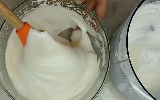 1. Этап. Бисквитный торт Подарочный: Аккуратно вмешайте взбитые белки в желтковую смесь движениями снизу-вверх, чтобы белки не осели.