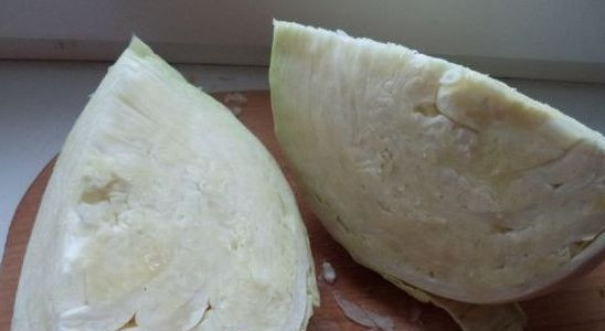 1. Этап. Капуста Чим чи: Капусту помойте. Разрежьте кочан на половинки или четвертинки.