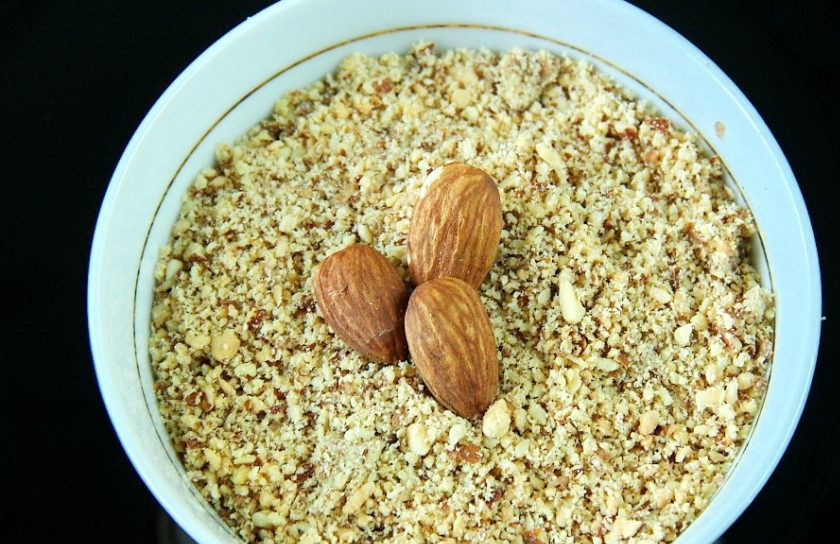 1. Этап. Торт творожный с творожным сыром: Миндаль обжарьте на сухой сковороде, а потом измельчите его в крошку.