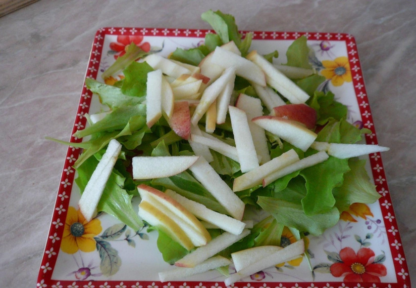 1. Этап. Салат с копченым мясом: Выкладываем поверх салата.