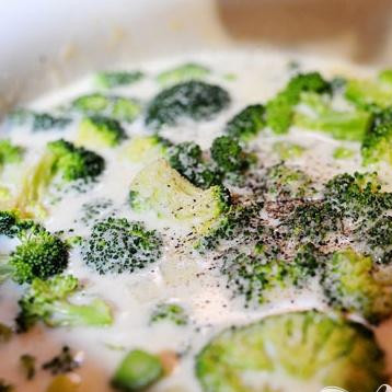 1. Этап. Нежный сырный суп с брокколи: 2. Добавить мускатный орех, затем добавить брокколи, небольшую щепотку соли и большое количество молотого черного перца.