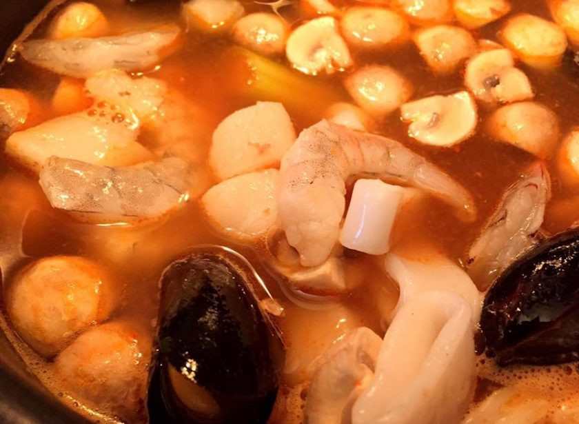 1. Этап. Суп с морепродуктами на овощном бульоне: Добавьте пасту чили и коктейль морепродуктов. Готовьте минуты 3. Мидии должны раскрыться.