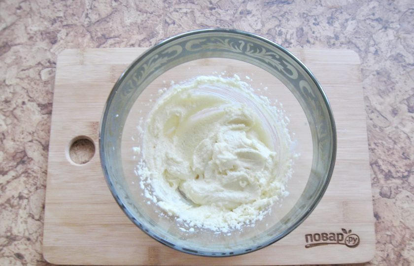 1. Этап. Фисташковый кекс: Взбейте миксером сахар с маслом.