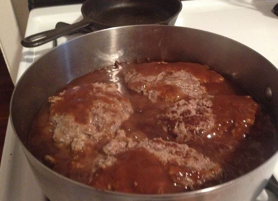 1. Этап. Котлеты по-британски: Добавить соус и протушить котлеты на медленном огне.