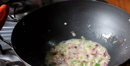 1. Этап. Жареный рис с овощами: 3. Обжарьте минутку.