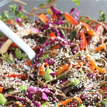 1. Этап. Лапша Сезам: Хорошо перемешайте и затем посыпьте кунжут.