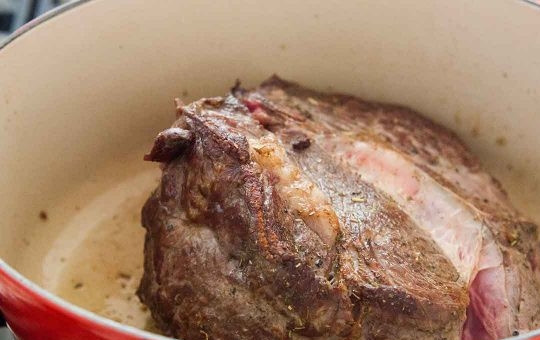 1. Этап. Говядина, тушеная в казане: 2. Разогрейте казанок с растительным маслом, выложите мясо и обжаривайте его в течение нескольких минут с каждой стороны.