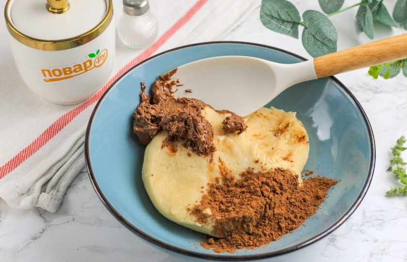 1. Этап. Шоколадно-ванильное печенье: Разделите тесто на две половины и растопите шоколад в микроволновке или на плите. Добавьте в одну часть теста вместе с какао-порошком и тщательно вымешайте.