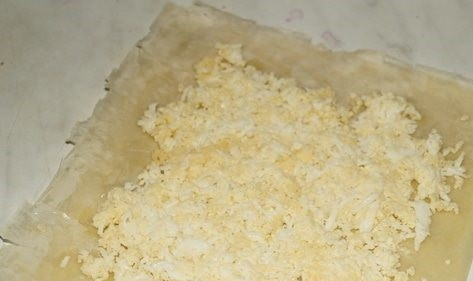 1. Этап. Рулетики из теста фило с крабово-сырной начинкой: 4. На пласт теста выложите сырно-яичную массу и разровняйте.