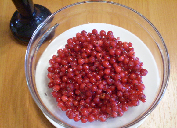 1. Этап. Смородиновый сорбет: 2. Влейте чуточку воды и измельчите смородину.