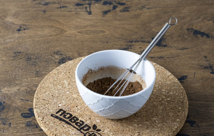 1. Этап. Веганское какао: Смешайте в небольшой емкости какао и сахар.